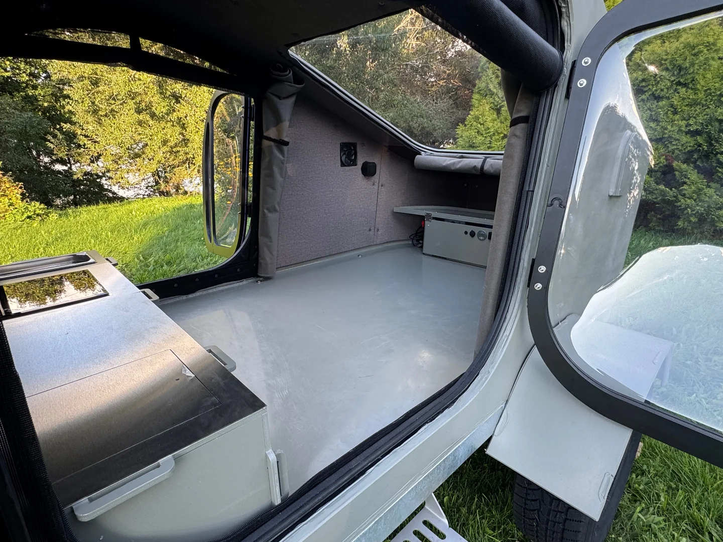 URRU Panorama Flow interior with wide side windows and skylight opening to nature
